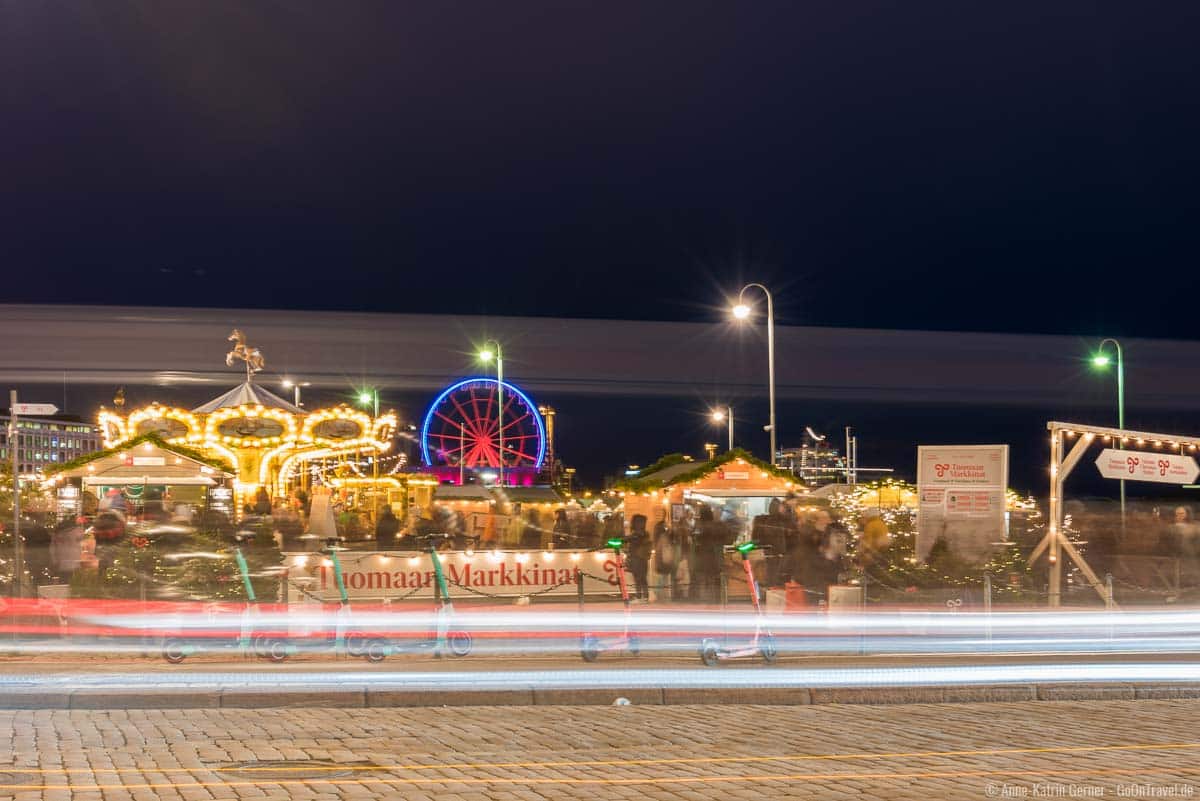 Lebhaftes Treiben für Groß und Klein auf dem Weihnachtsmarkt am Hafen von Helsinki Lebhaftes Treiben für Groß und Klein auf dem Weihnachtsmarkt am Hafen von Helsinki