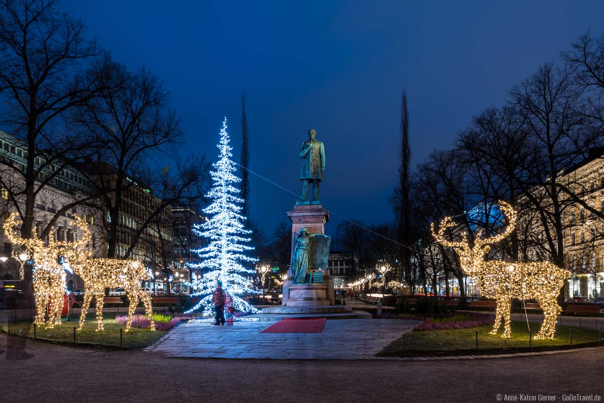 festliche Weihnachtsdekoration im Esplanadi Park im Zentrum von Helsinki