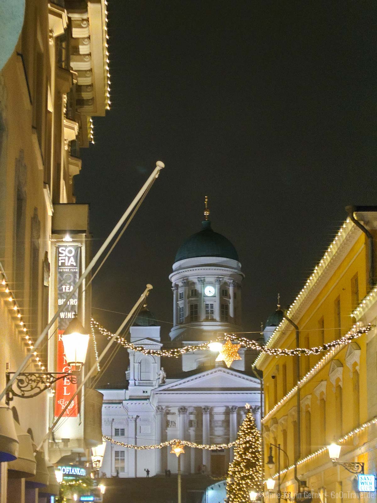 der weiße Dom von Helsinki in der Adventszeit