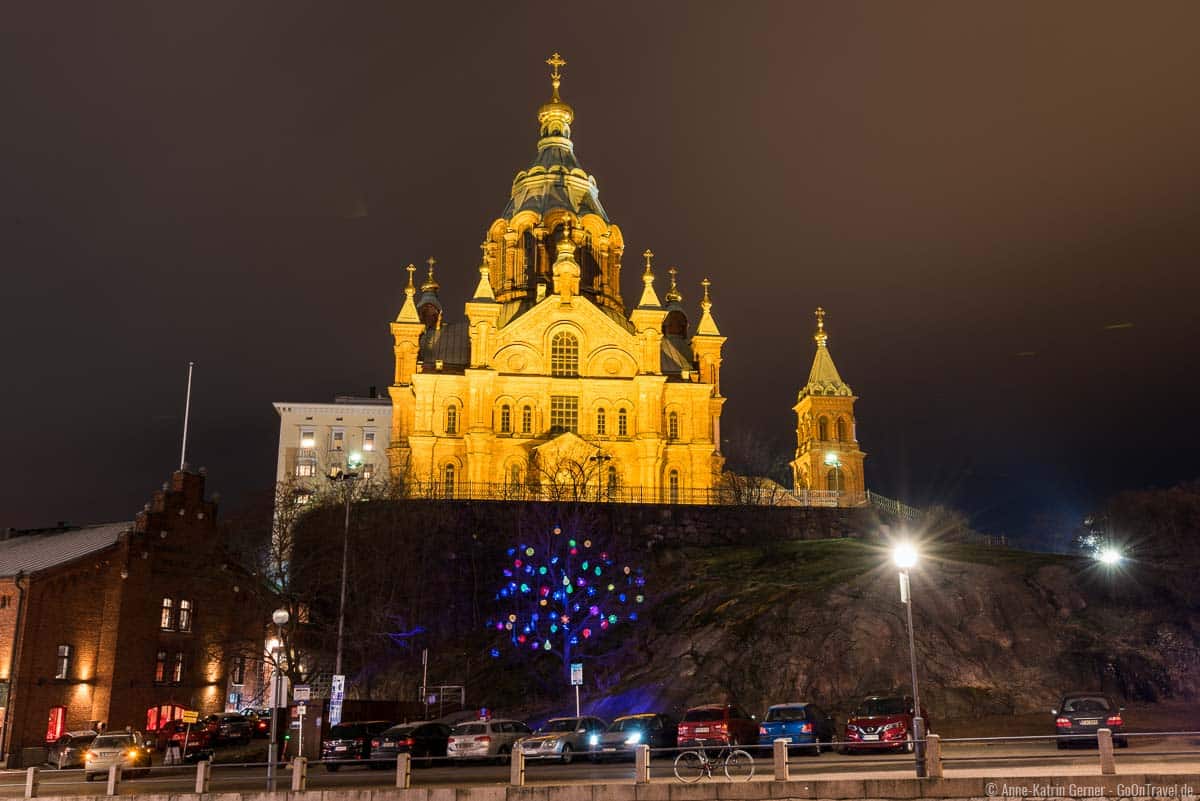 Die Uspenski-Kathedrale wird am Abend auffällig illuminiert