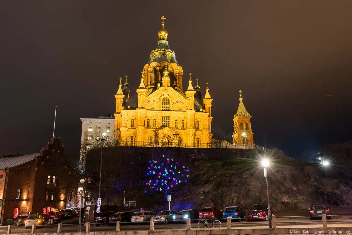 Die Uspenski-Kathedrale wird am Abend auffällig illuminiert Die Uspenski-Kathedrale wird am Abend auffällig illuminiert