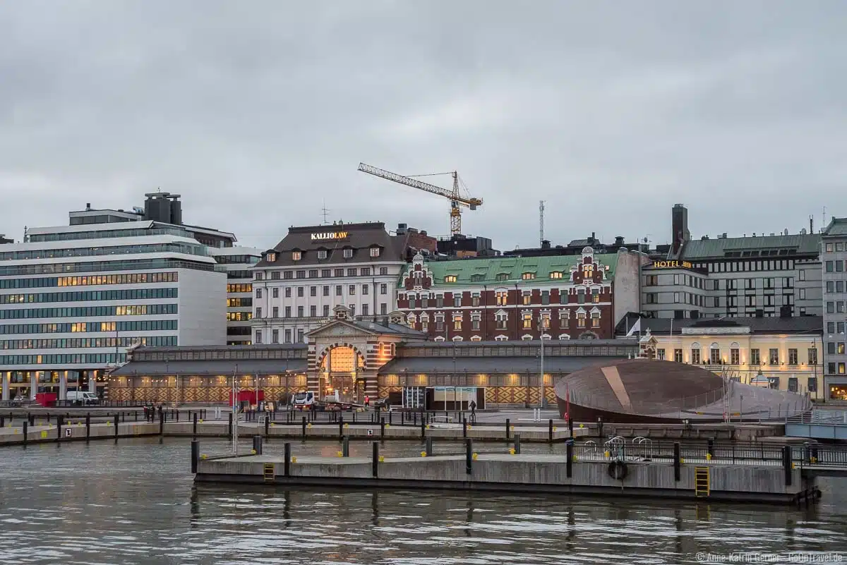 Die alte Markthalle am Hafen von Helsinki Die alte Markthalle am Hafen von Helsinki