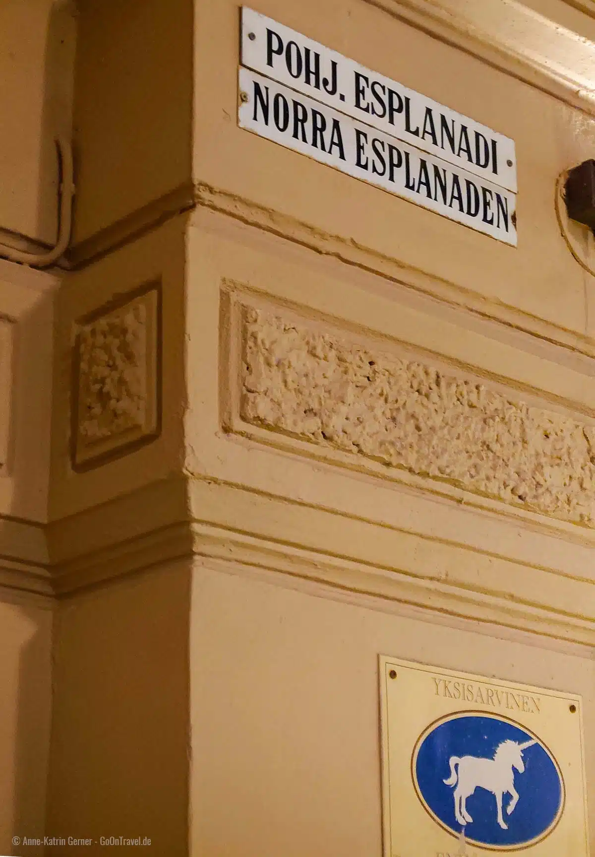 zweisprachige Straßennamen in Helsinki: oben finnisch und darunter auf schwedisch zweisprachige Straßennamen in Helsinki: oben finnisch und darunter auf schwedisch
