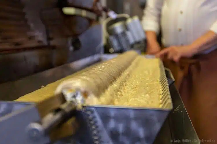 Die Walze dreht durch die Baumkuchen Rohmasse. Die Walze dreht durch die Baumkuchen Rohmasse.