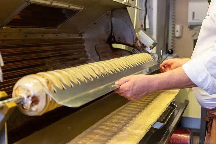 Mit einem Kamm erhält der Baumkuchen sein typischen Aussehen. Mit einem Kamm erhält der Baumkuchen sein typischen Aussehen.