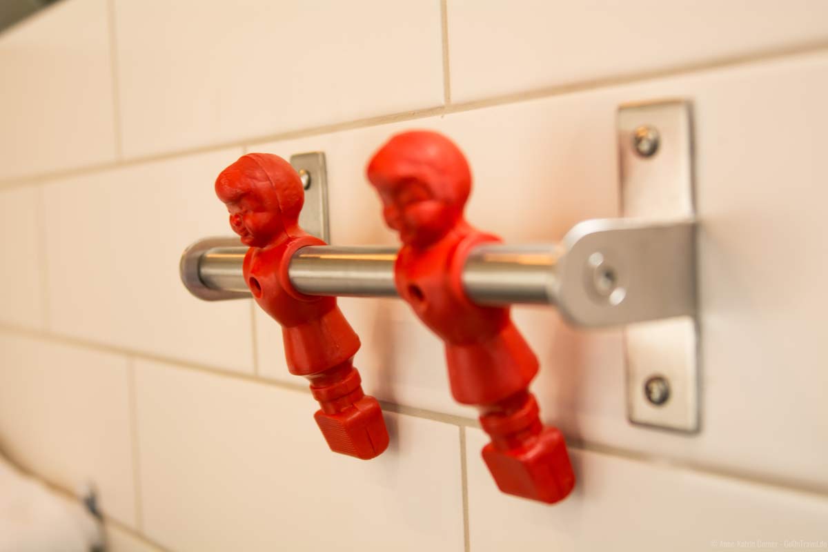 Kicker-Männchen als Handtuchhalter im Badezimmer Kicker-Männchen als Handtuchhalter im Badezimmer