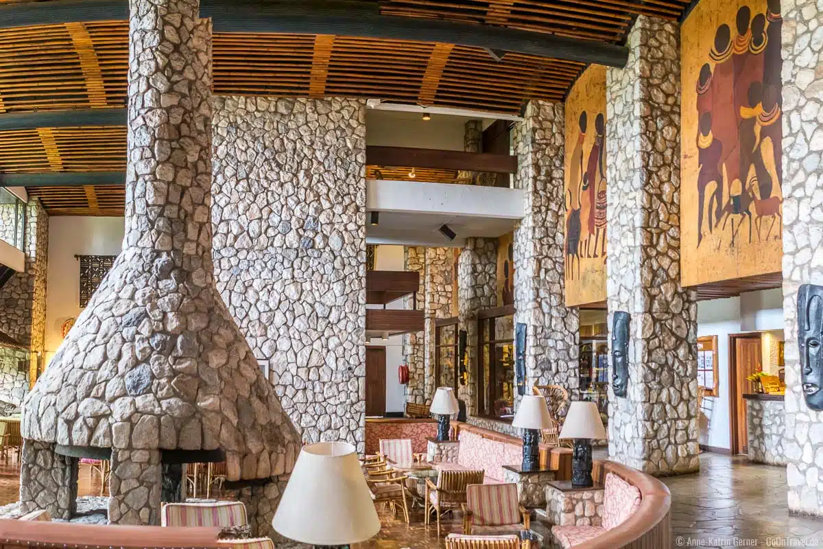 Lobbybereich mit Kamin aus Naturstein in der Taita Hills Lodge