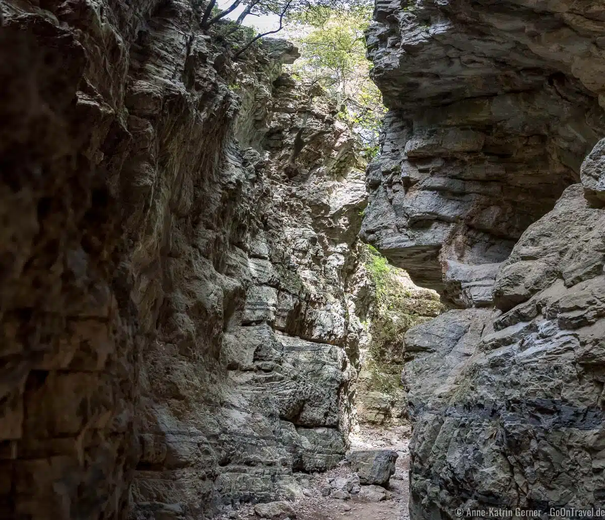 schmaler Weg durch die Steilwände schmaler Weg durch die Steilwände