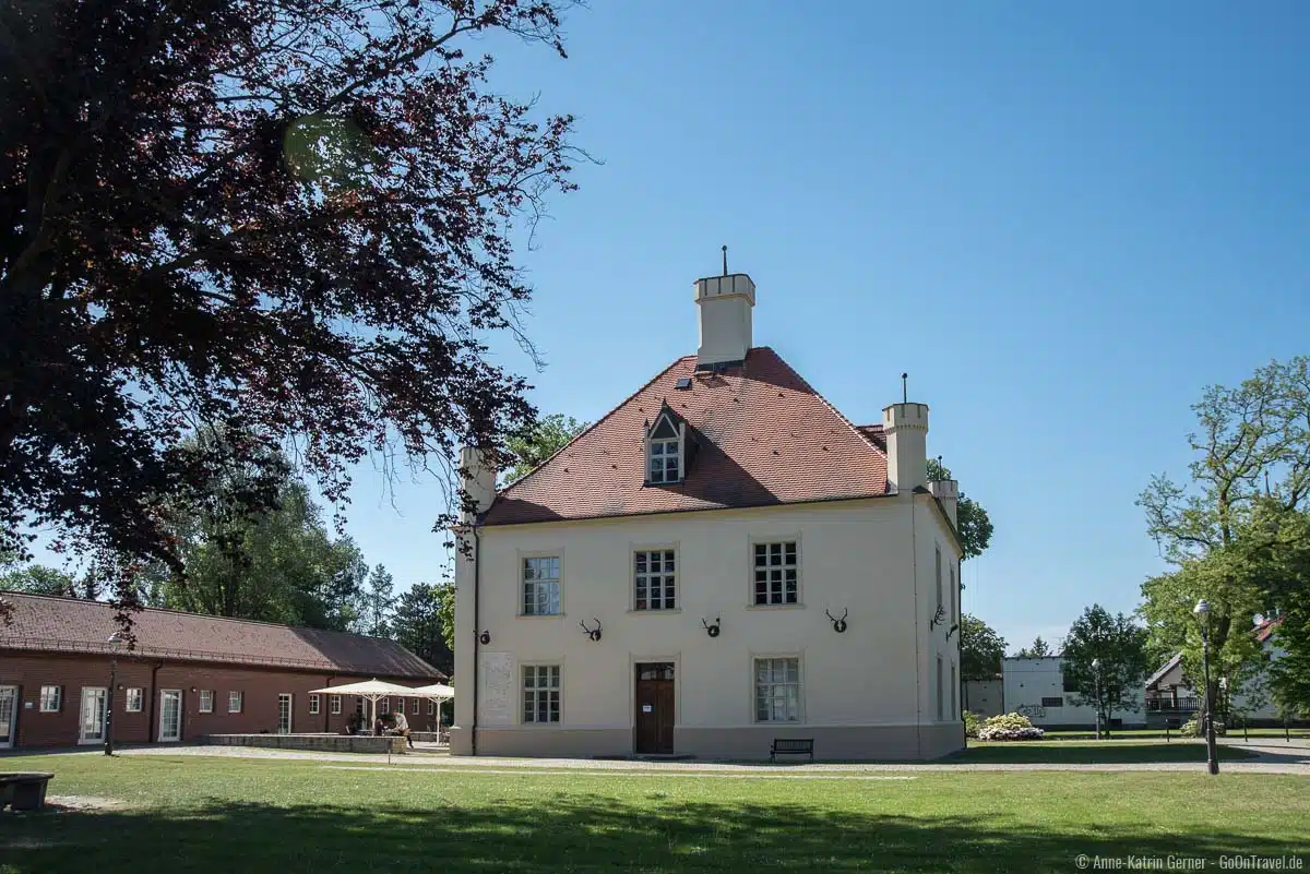 Jagdschloss Schorfheide und Remise (links) in Groß Schönebeck Jagdschloss Schorfheide und Remise (links) in Groß Schönebeck