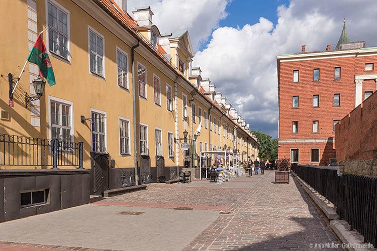 Die Jakobs Baracken mit der gegenüberliegenden Stadtmauer