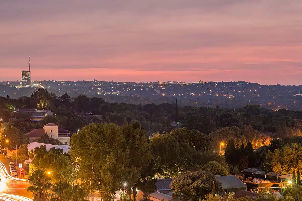 Johannesburg bei Nacht: Im Stadtteil Rosebank Johannesburg bei Nacht: Im Stadtteil Rosebank