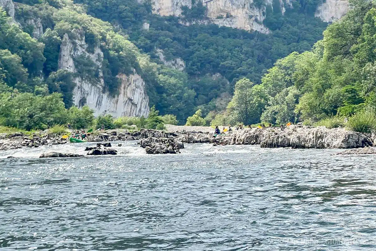 Kleine Stromschnelle in der Ardèche Kleine Stromschnelle in der Ardèche