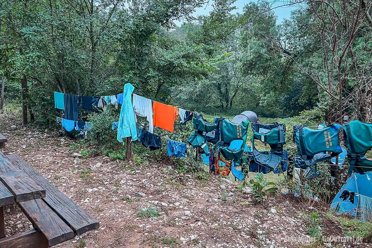 Wäsche trocknen im Biwak Wäsche trocknen im Biwak