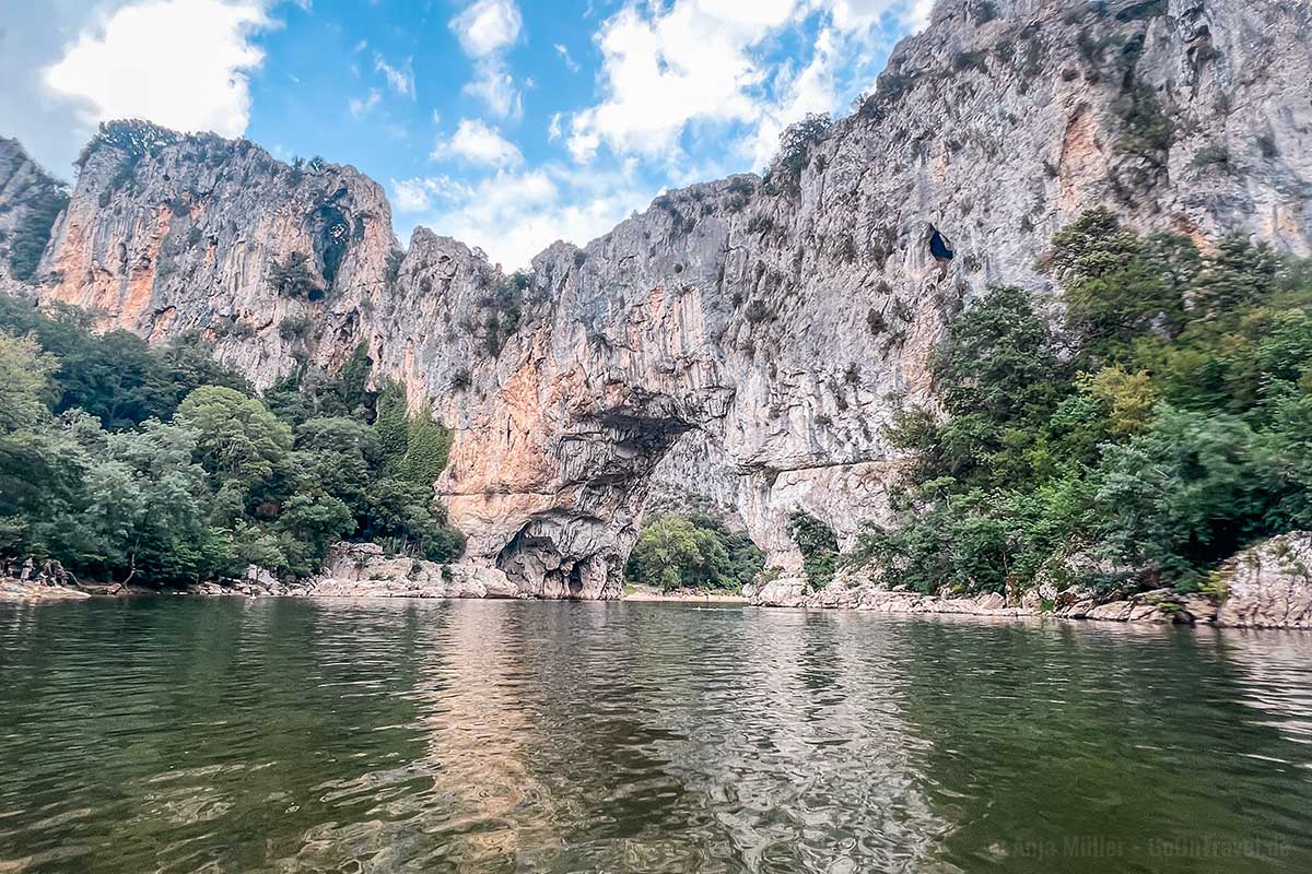 Eines der bekanntesten Sehenswürdigkeiten in der Ardèche: Unter dem Pont d'Arc Eines der bekanntesten Sehenswürdigkeiten in der Ardèche: Unter dem Pont d'Arc