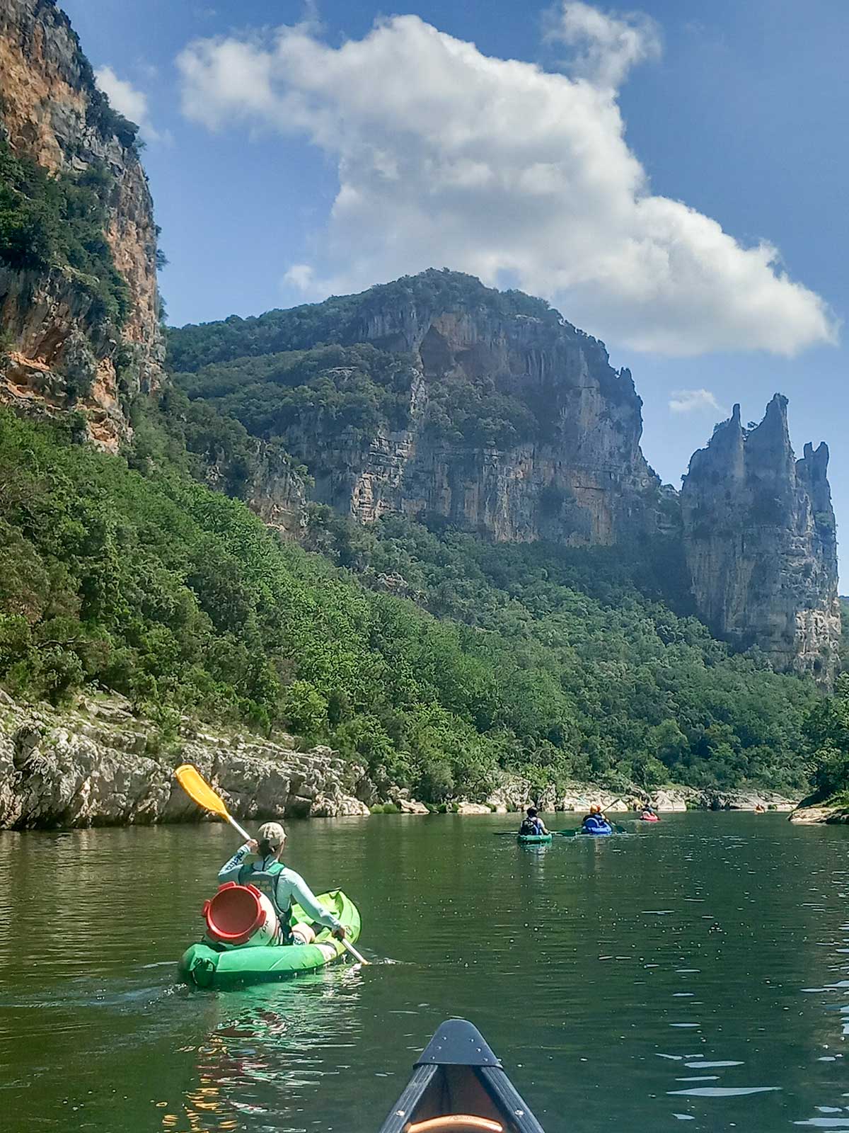 Im Sommer bist du selten allein in der Ardèche Schlucht Im Sommer bist du selten allein in der Ardèche Schlucht