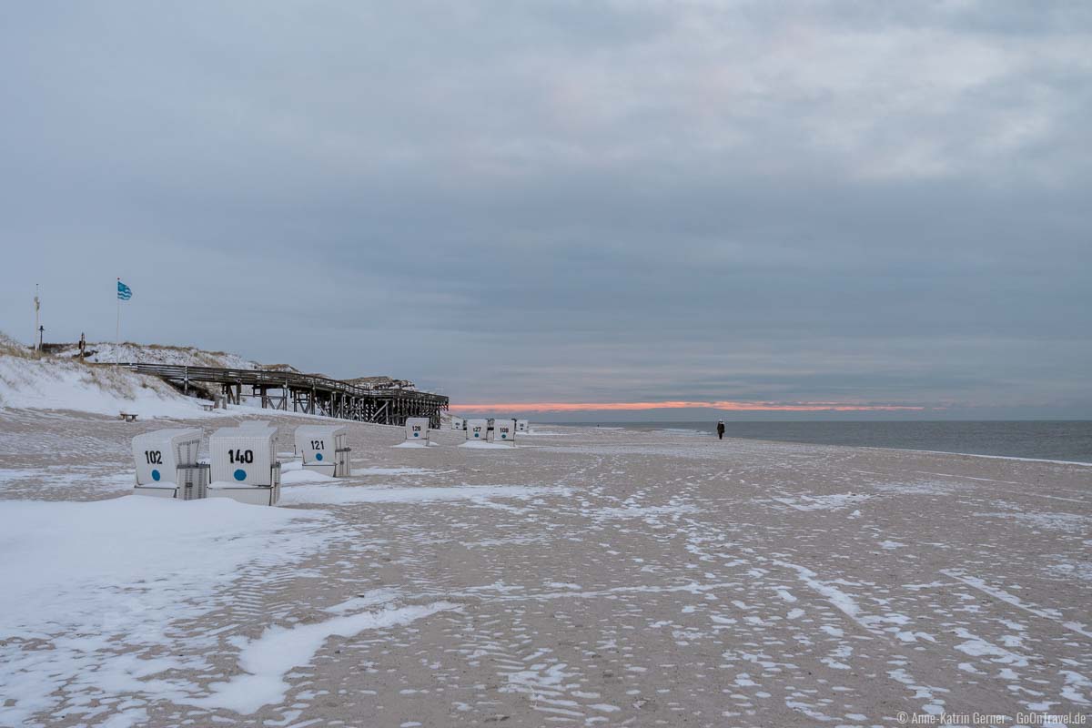 Ruhe und Erholung am leeren Strand von Kampen im Winter