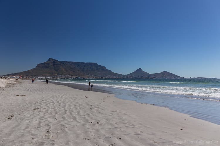 Der Strand in Milnerton mit Blick auf den Tafelberg Der Strand in Milnerton mit Blick auf den Tafelberg