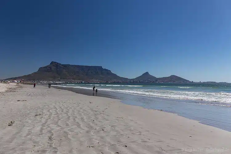 Der Strand in Milnerton mit Blick auf den Tafelberg