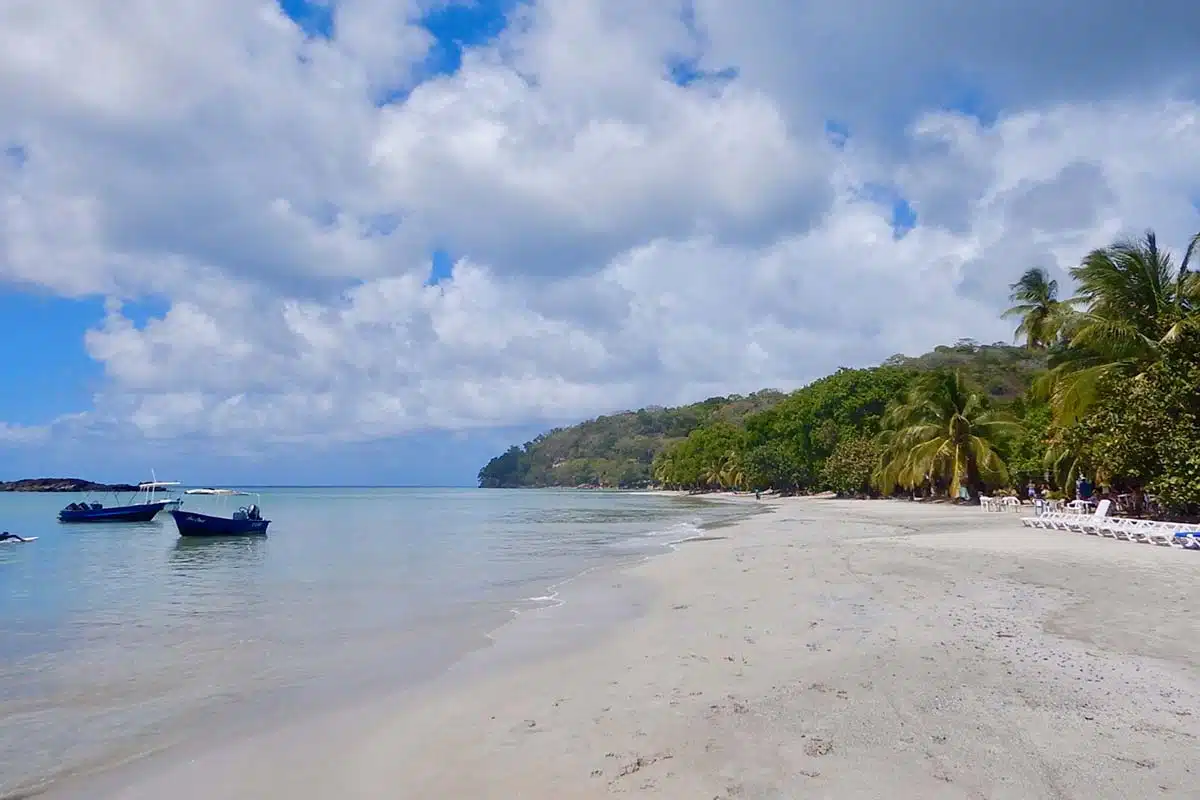 Der Strand auf der kolumbianischen Karibikinsel Providencia Der Strand auf der kolumbianischen Karibikinsel Providencia