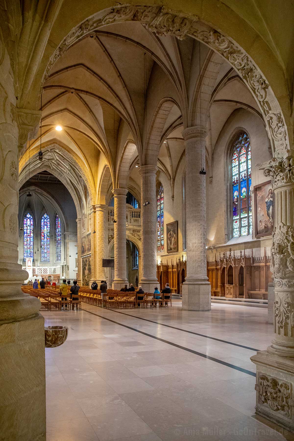 Die Kathedrale innen besticht mit ihren hohen Säulen