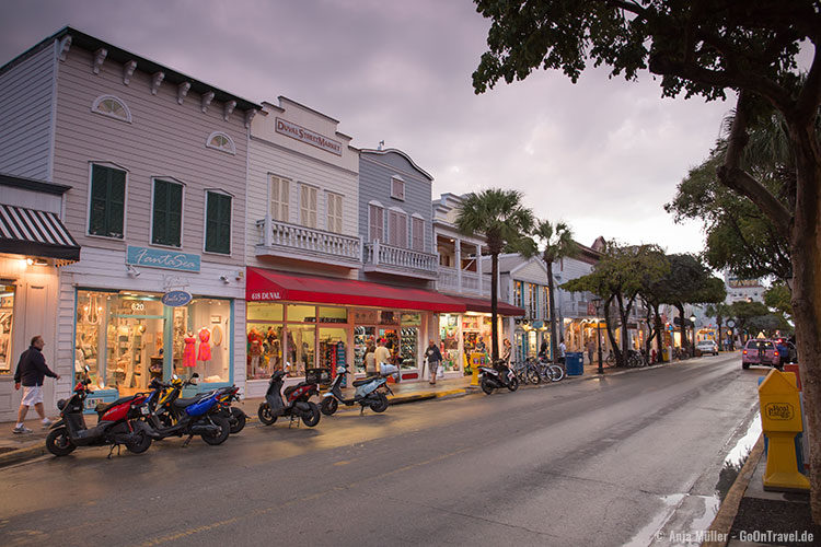 Duval Street in Key West am Abend