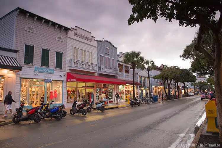 Duval Street in Key West am Abend Duval Street in Key West am Abend