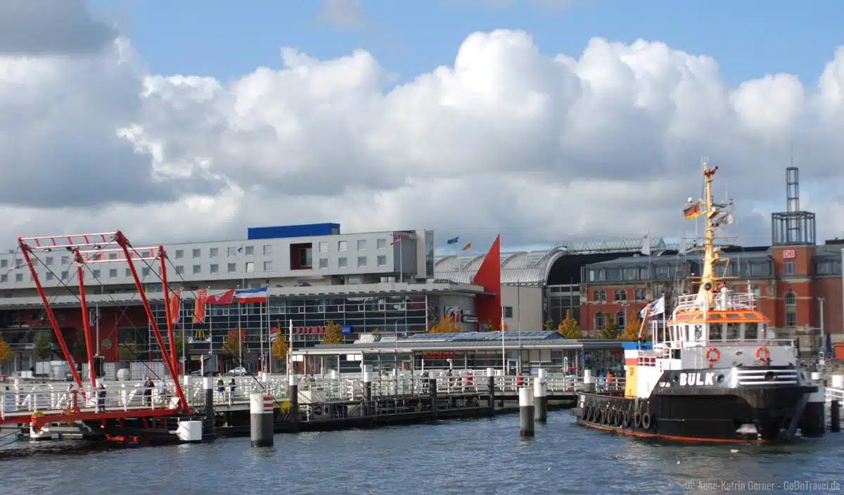 Hörnbrücke vor dem Kieler Hauptbahnhof zum Norwegenkai Hörnbrücke vor dem Kieler Hauptbahnhof zum Norwegenkai