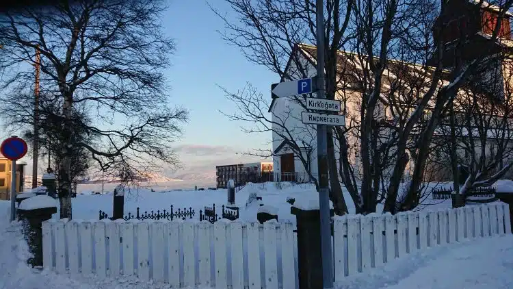 in Kirkenes ist die Straßenbeschilderung zweisprachrig