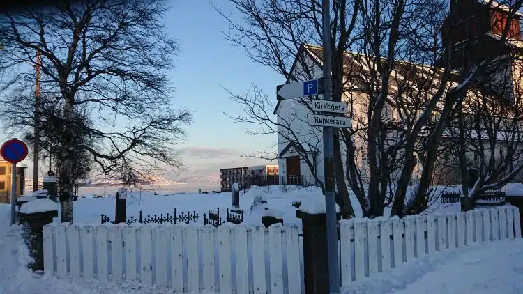in Kirkenes ist die Straßenbeschilderung zweisprachrig in Kirkenes ist die Straßenbeschilderung zweisprachrig