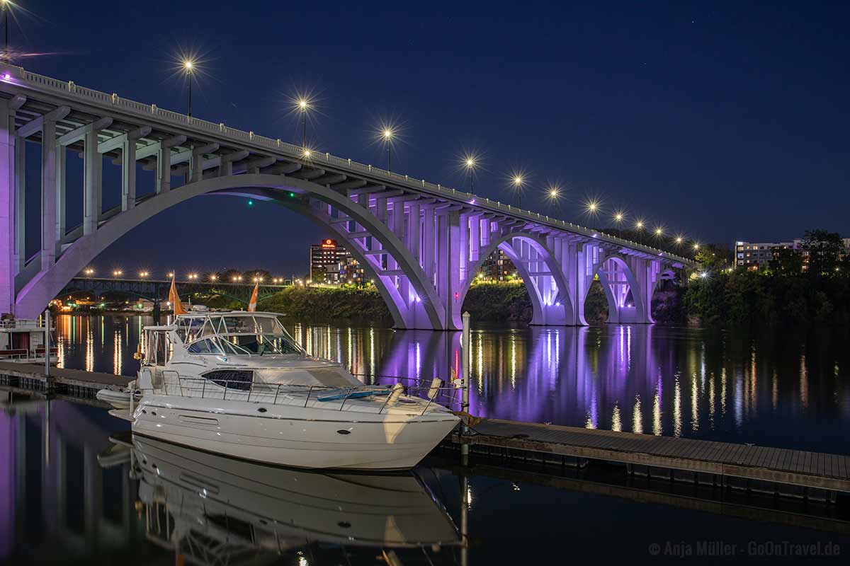 Beleuchtete Henley Street Bridge