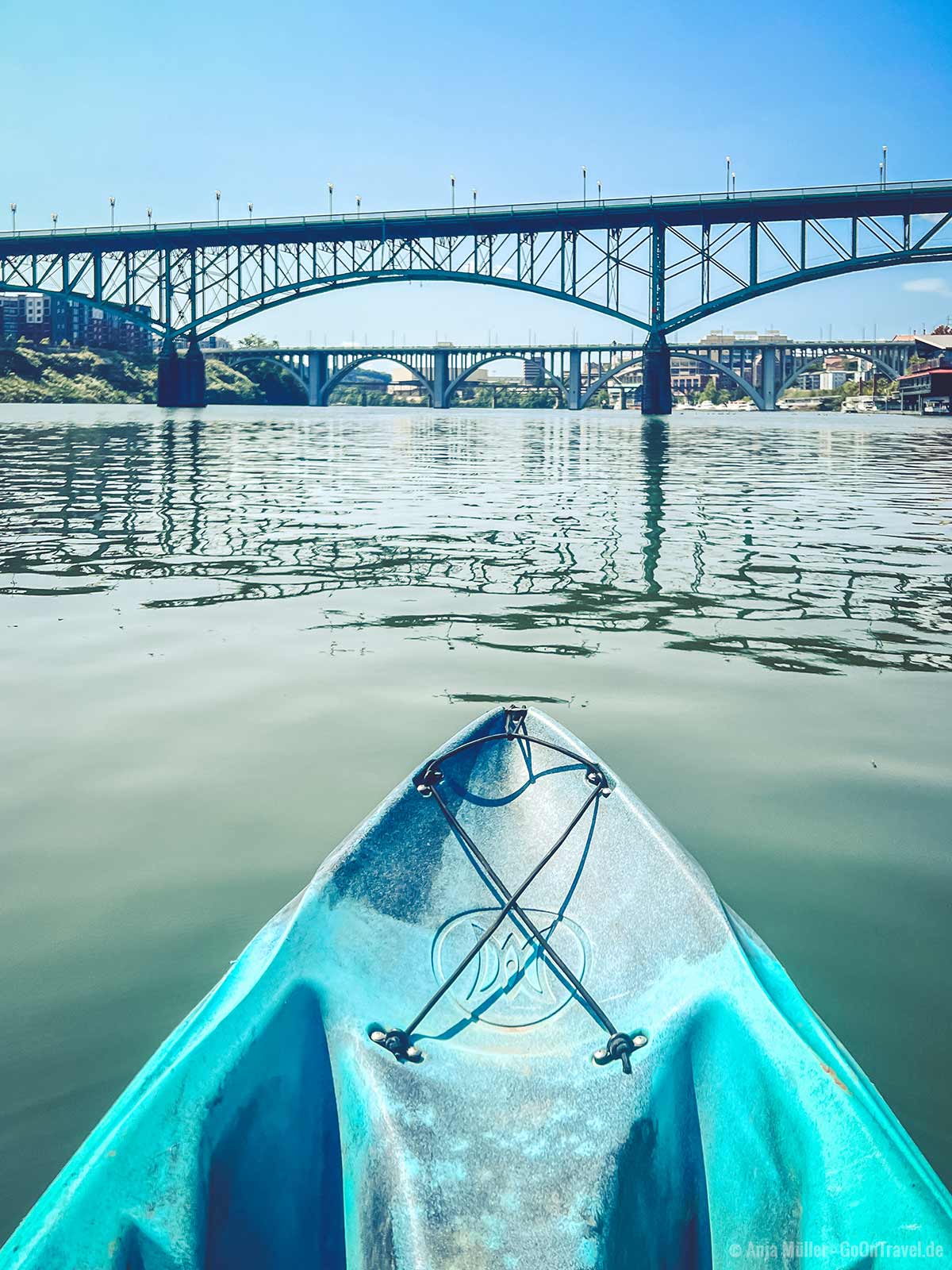 Blick auf die Gay Street Bridge und Henley Street Bridge vom Wasser aus