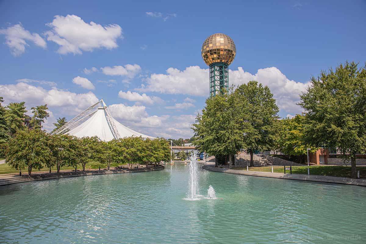 World´s Fair Park mit dem Tennessee Amphitheatre und der Sunsphere