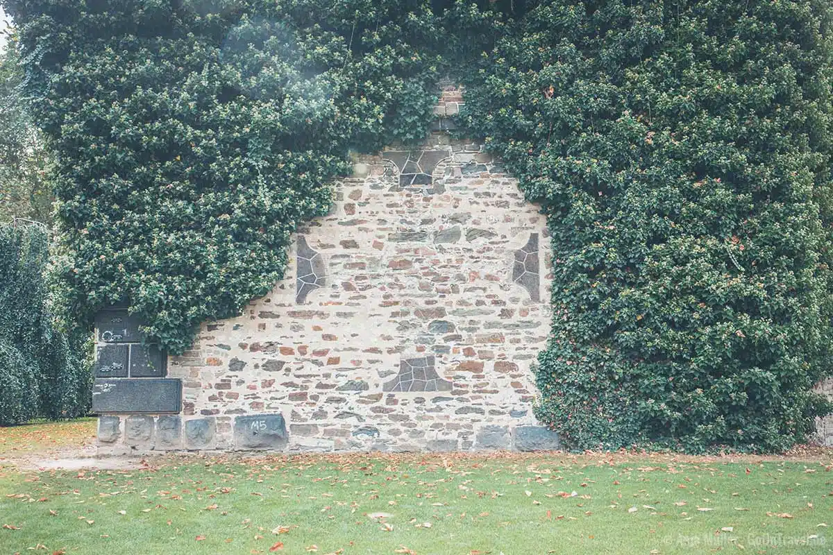 Kreuz am Deutschherrenhaus kennzeichnet das eigentliche Deutsche Eck Kreuz am Deutschherrenhaus kennzeichnet das eigentliche Deutsche Eck