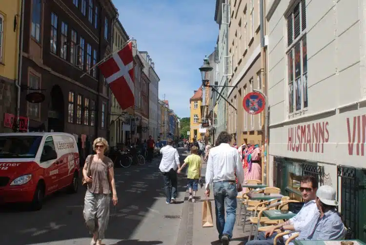 In den Nebenstraßen in Kopenhagen verbergen sich viele kleine Geschäfte. In den Nebenstraßen in Kopenhagen verbergen sich viele kleine Geschäfte.