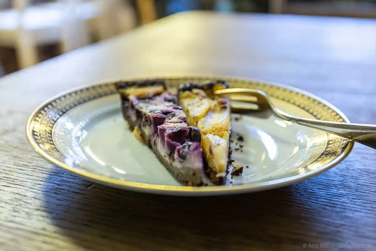 Fruchtiger Kuchen mit Birnen oder Blaubeeren Fruchtiger Kuchen mit Birnen oder Blaubeeren