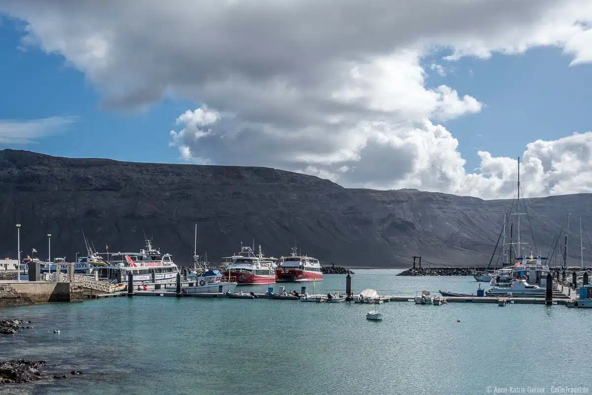 Blick auf das über 670 Meter hohe Famara-Massiv von Lanzarote von Caleta del Sebo Blick auf das über 670 Meter hohe Famara-Massiv von Lanzarote von Caleta del Sebo