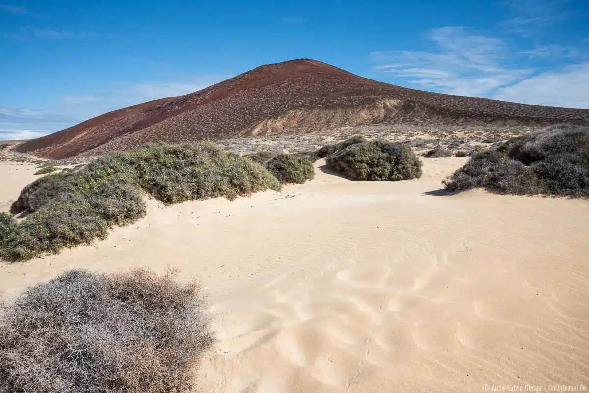Montaña Bermeja am Fuße des Traumstrandes Playa de las Conchas Montaña Bermeja am Fuße des Traumstrandes Playa de las Conchas