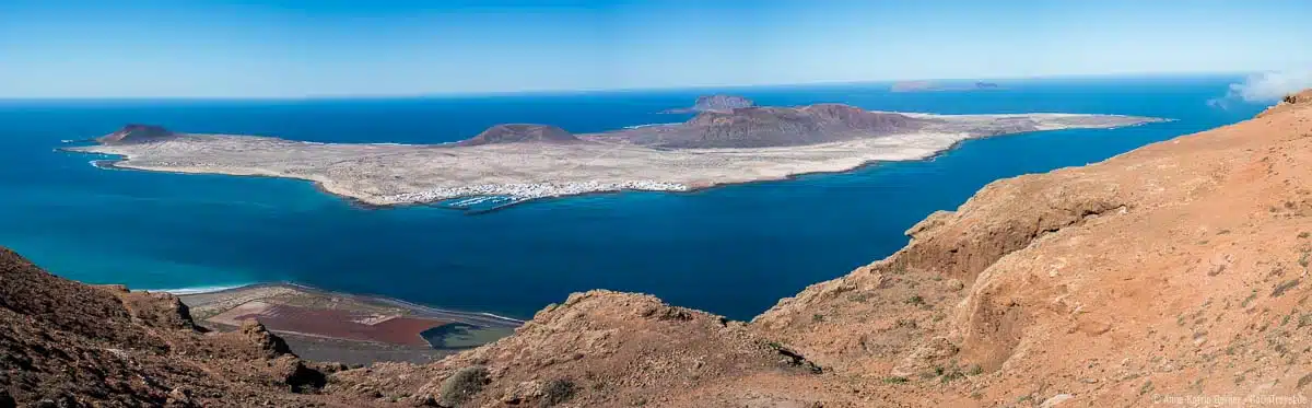 Panoramablick auf La Graciosa vom Mirador del Río auf Lanzarote Panoramablick auf La Graciosa vom Mirador del Río auf Lanzarote