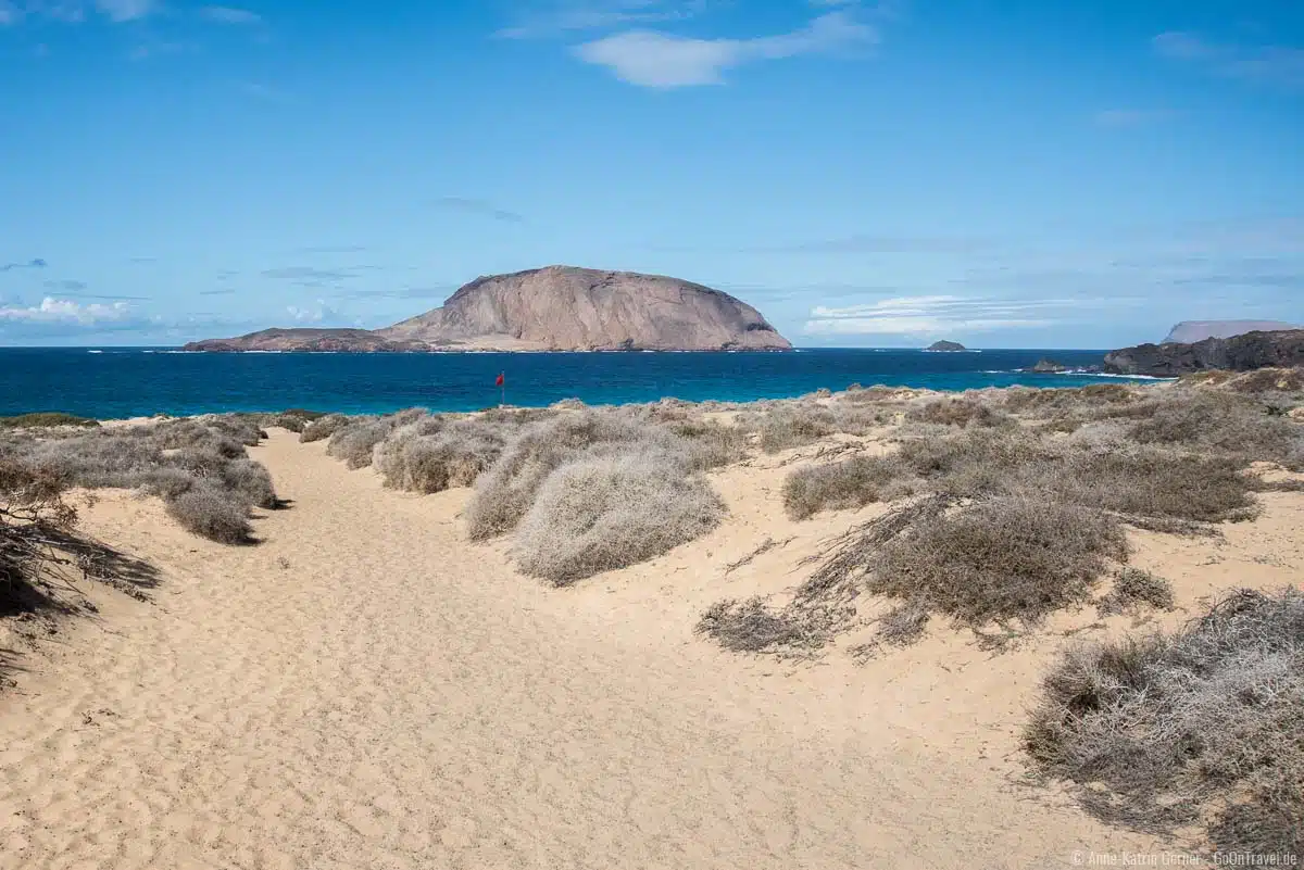 Blick auf Montaña Clara vom Playa de las Conchas