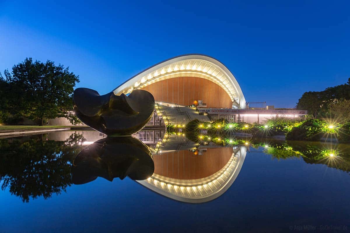 Haus der Kulturen mit Spiegelung