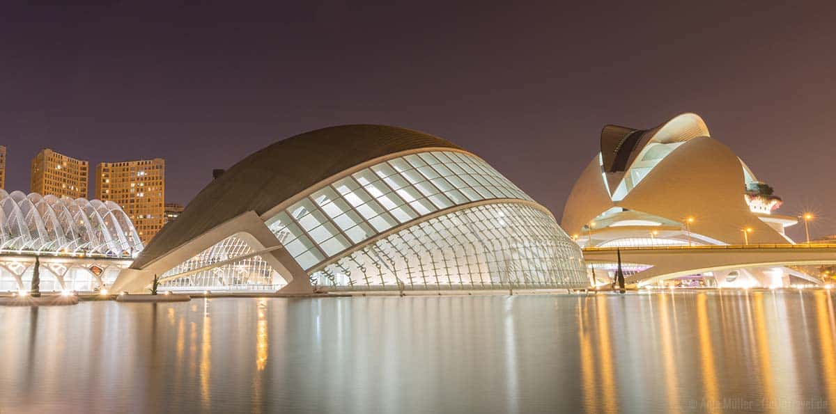 Langzeitbelichtung bei Nacht in Valencia