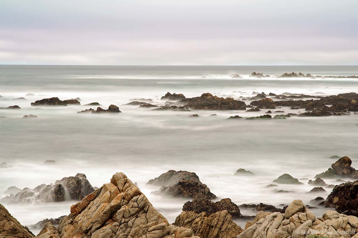 Langzeitbelichtung von Wasser am Meer Langzeitbelichtung von Wasser am Meer