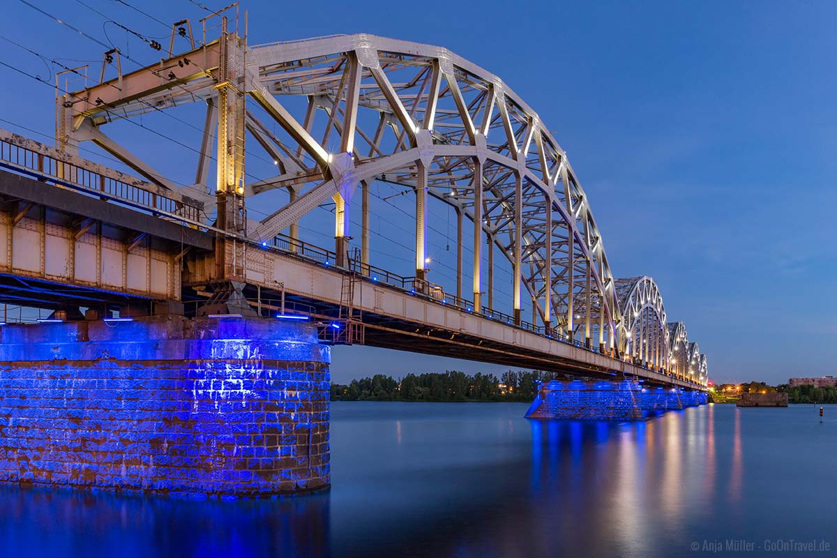 Brücke zur blauen Stunde in Riga Brücke zur blauen Stunde in Riga