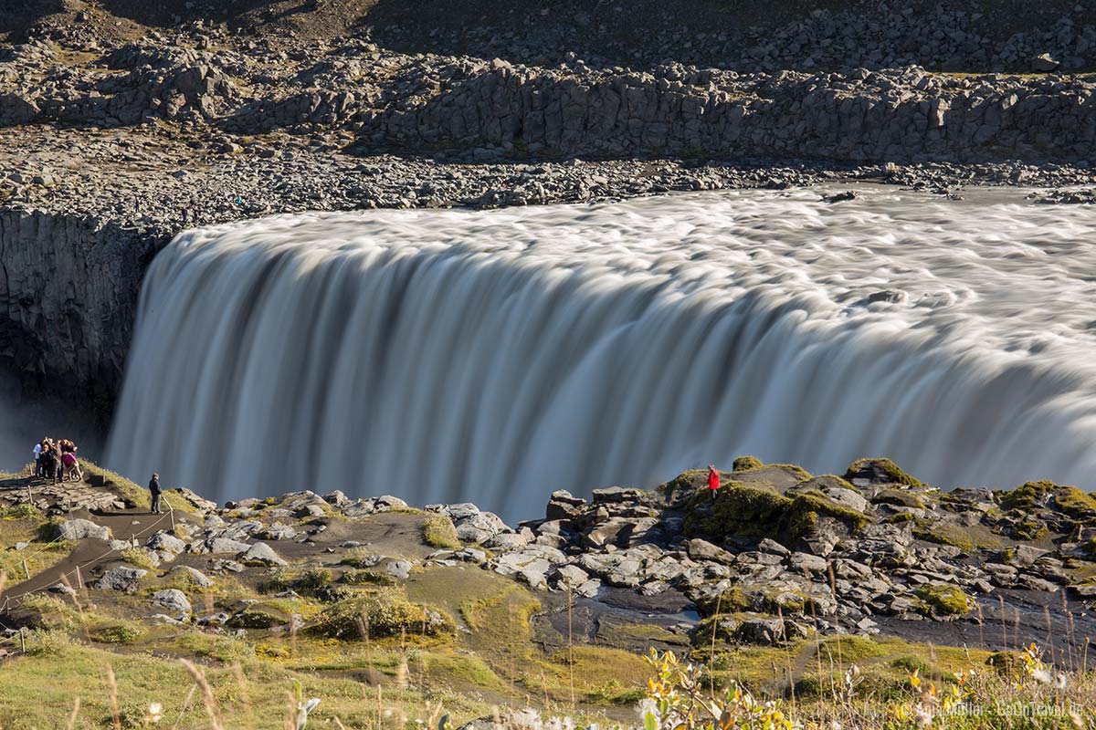 Langzeitbelichtung am Wasserfall mit Sonnenlicht auf Island Langzeitbelichtung am Wasserfall mit Sonnenlicht auf Island