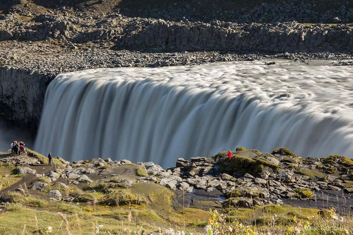 Langzeitbelichtung am Wasserfall mit Sonnenlicht auf Island
