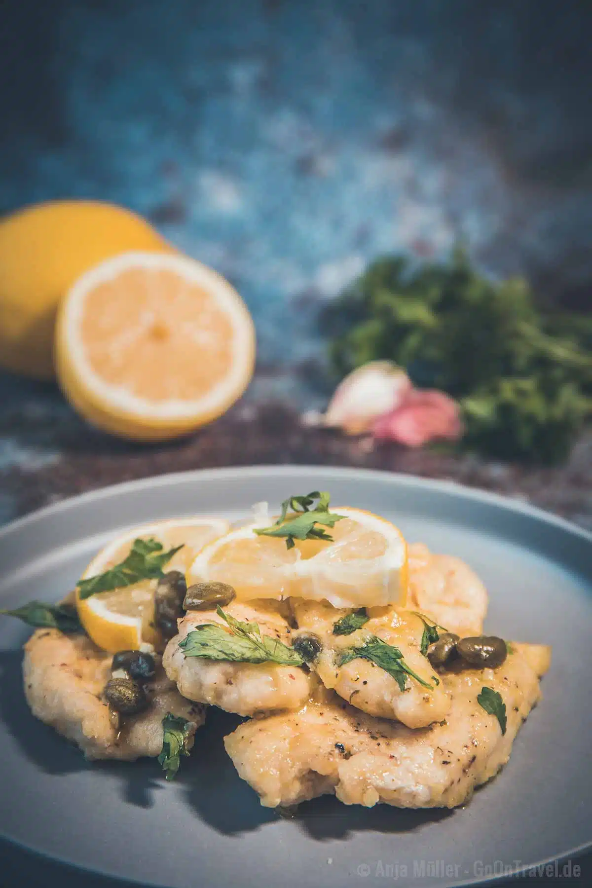 Zitronenhuhn Piccata wird im Ursprung mit Kalbsfleisch zubereitet Zitronenhuhn Piccata wird im Ursprung mit Kalbsfleisch zubereitet