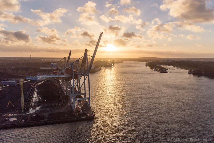 Blick auf den Hafen von Swinemünde zum Sonnenuntergang Blick auf den Hafen von Swinemünde zum Sonnenuntergang
