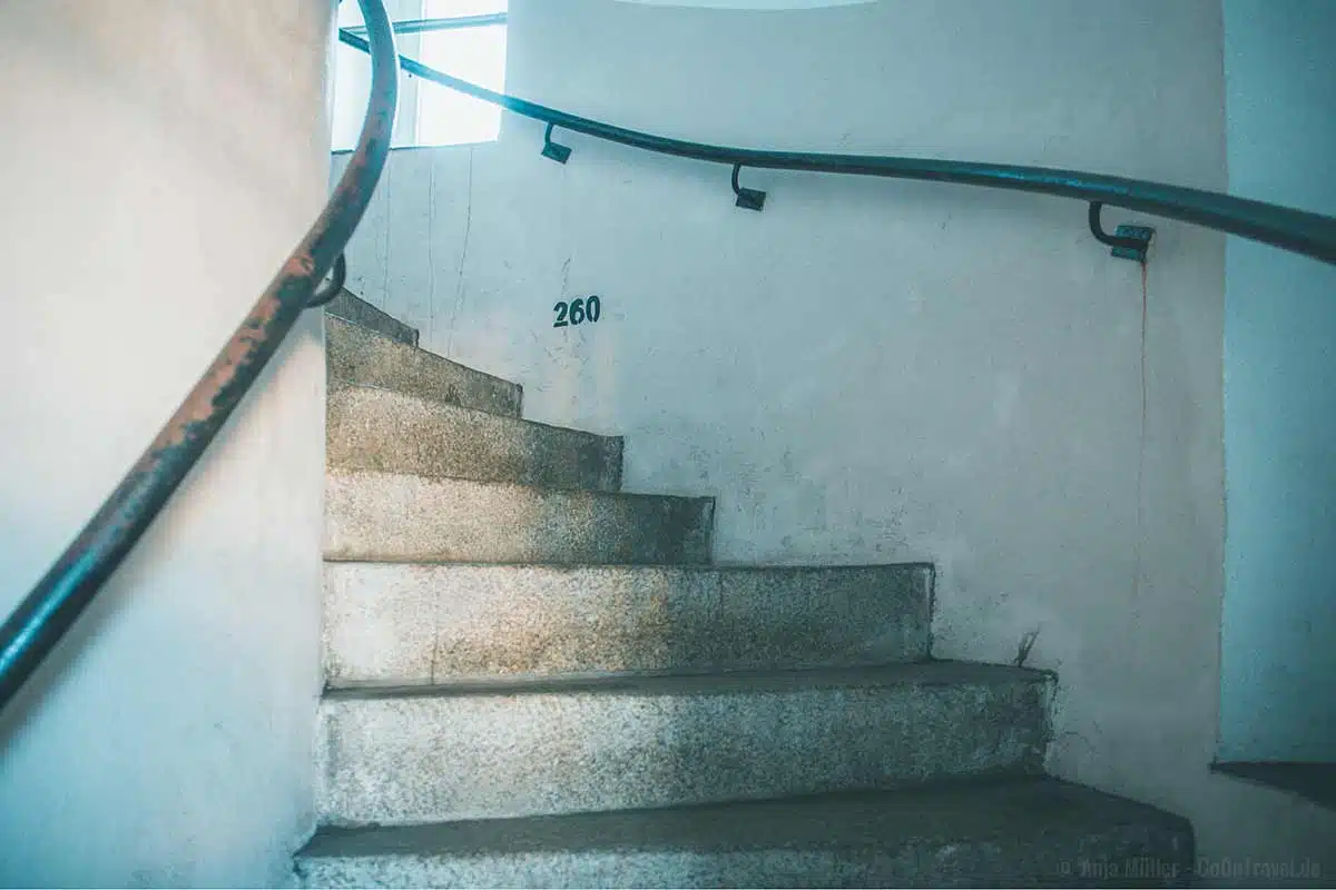 Im Treppenhaus vom Leuchtturm: Zur Motivation werden die bereits zurückgelegten Stufen angezeigt. Im Treppenhaus vom Leuchtturm: Zur Motivation werden die bereits zurückgelegten Stufen angezeigt.
