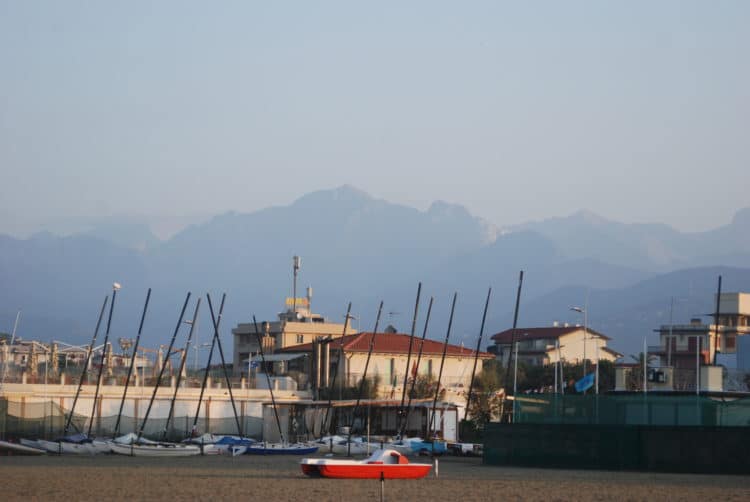 Die Apuanischen Alpen im Hintergrund von Lido di Camaiore