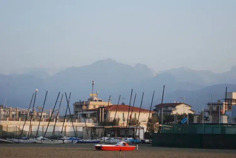 Die Apuanischen Alpen im Hintergrund von Lido di Camaiore Die Apuanischen Alpen im Hintergrund von Lido di Camaiore